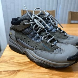 Vasque goretex shoes size 9.5